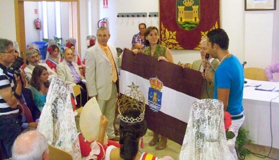 Bandera de La Atunara presentada en el Pleno Municipal de 2011